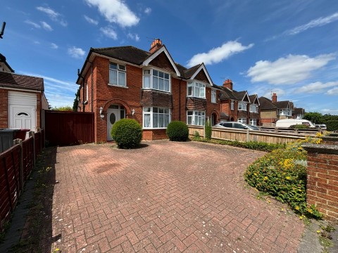 View Full Details for Kenilworth Avenue, Reading, Berkshire